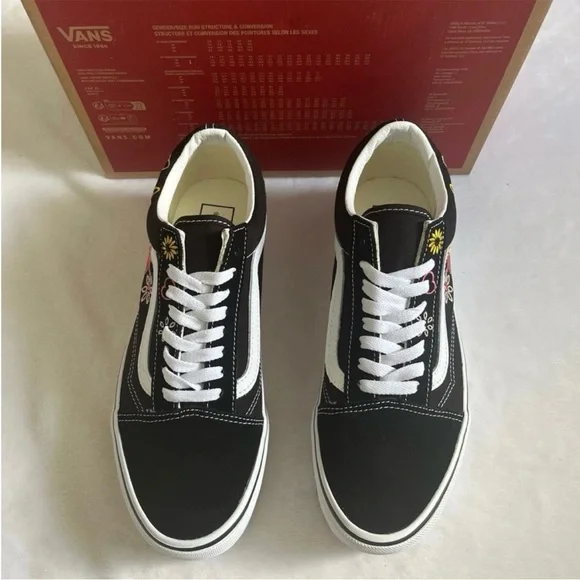 Vans Old Skool Stackform Embroidery
Black / True White Women 8.5 US - Picture 2 of 10